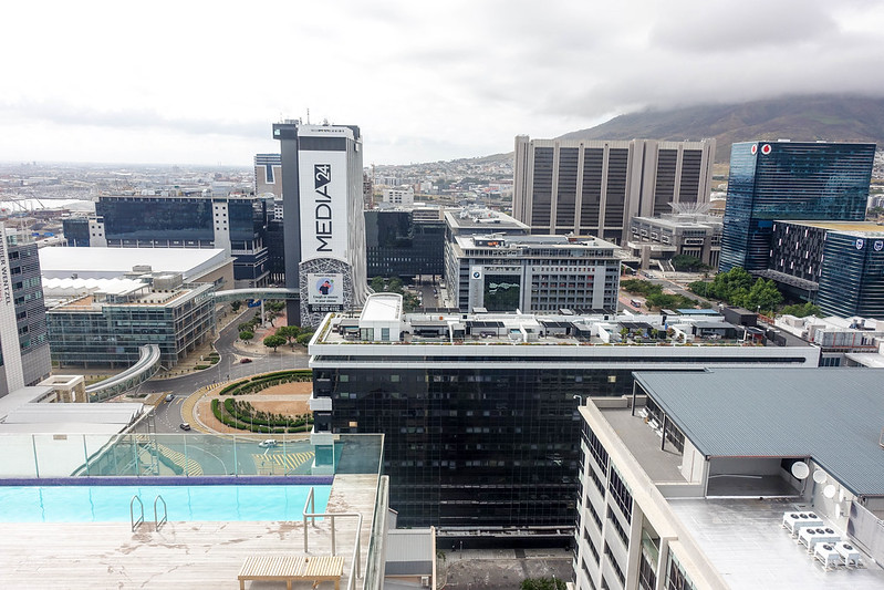 Cape Town skyline from Hotel Sky<br/>© <a href="https://flickr.com/people/27998473@N02" target="_blank" rel="nofollow">27998473@N02</a> (<a href="https://flickr.com/photo.gne?id=51751807754" target="_blank" rel="nofollow">Flickr</a>)