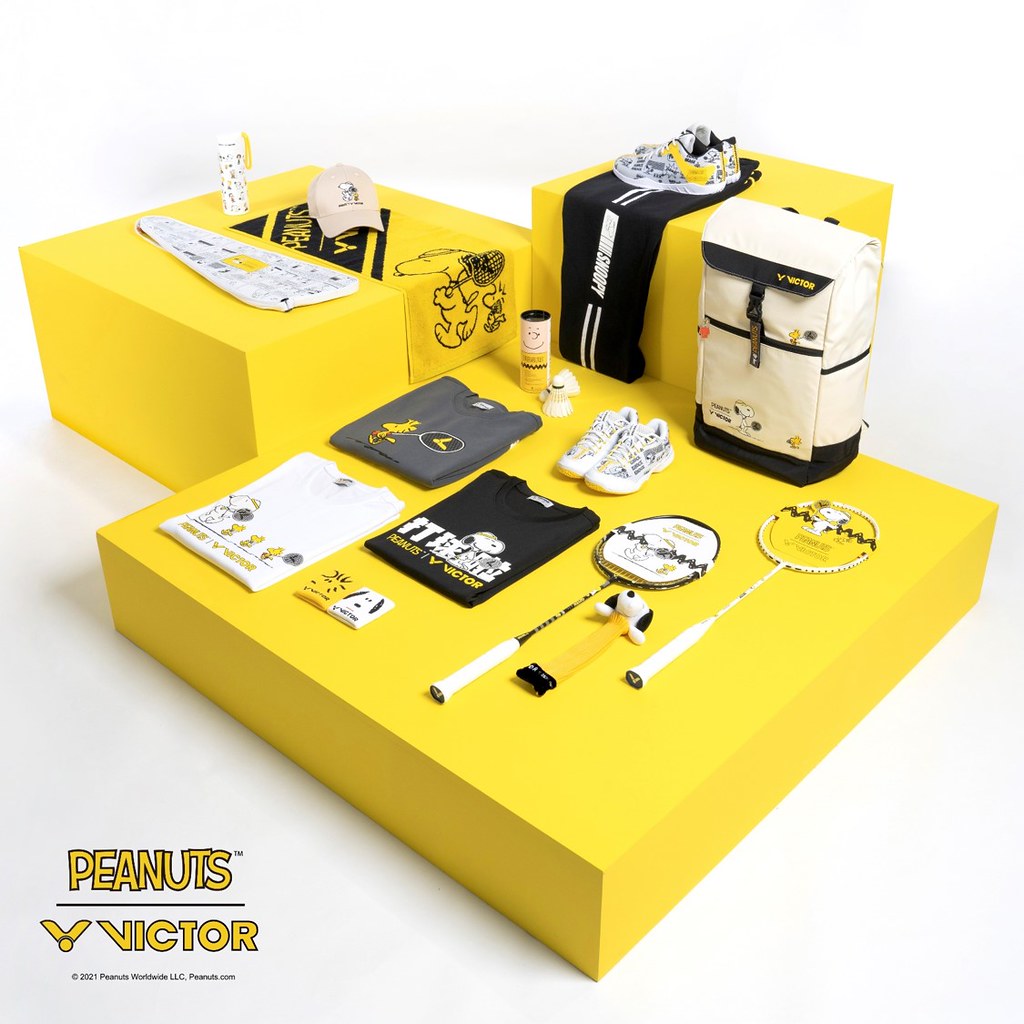 VICTOR與PEANUTS首次聯名，以暖黃色調推出Snoopy羽球裝備及秋冬服飾。