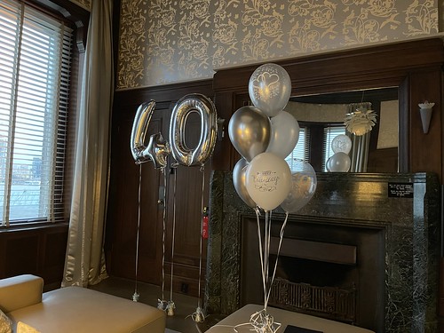 Table Decoration 6 balloons en Foilballoon Number 40 Birthday Directie Suite Room 105 Hotel New York Rotterdam