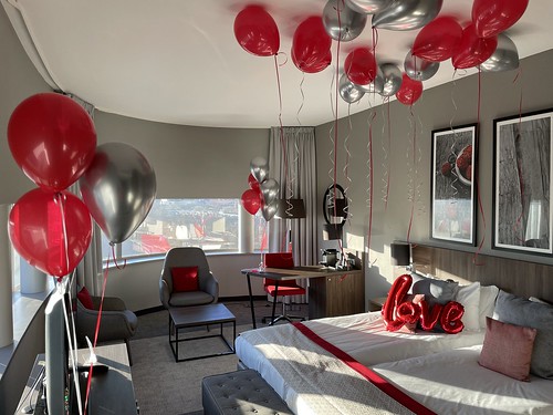 Helium Balloons Foilballoon Letters Love Table Decoration 5 balloons Table Decoration 3 balloons Marriage Proposal Valentine's Day EXECUTIVE Hotel Room Bilderberg Parkhotel Rotterdam