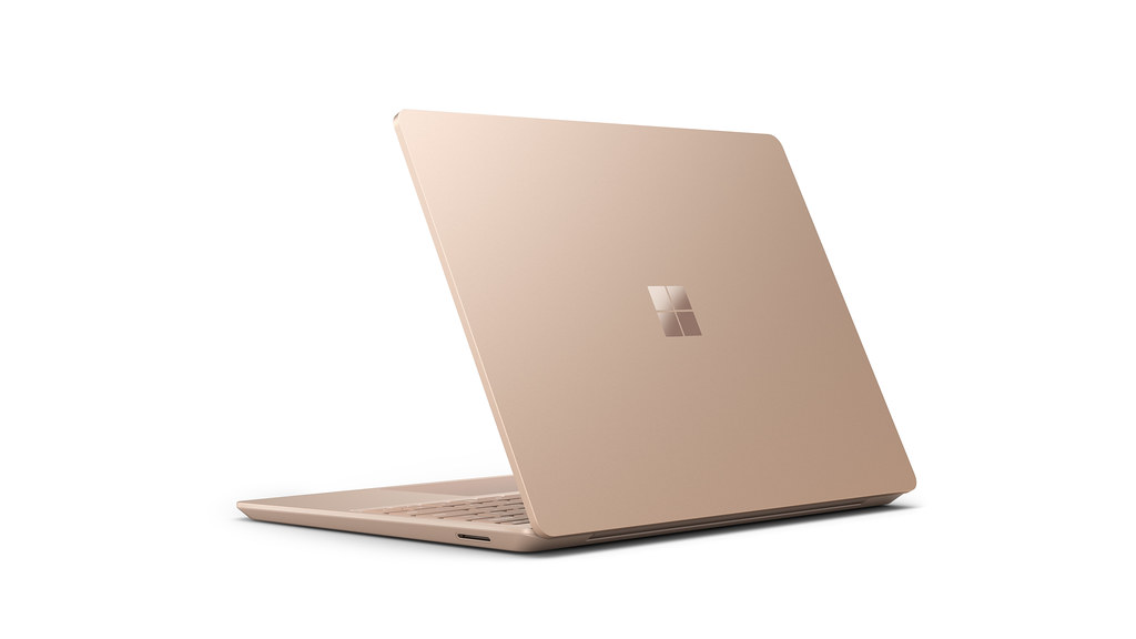 【新聞圖片】Microsoft Laptop Go_砂岩色(背面)
