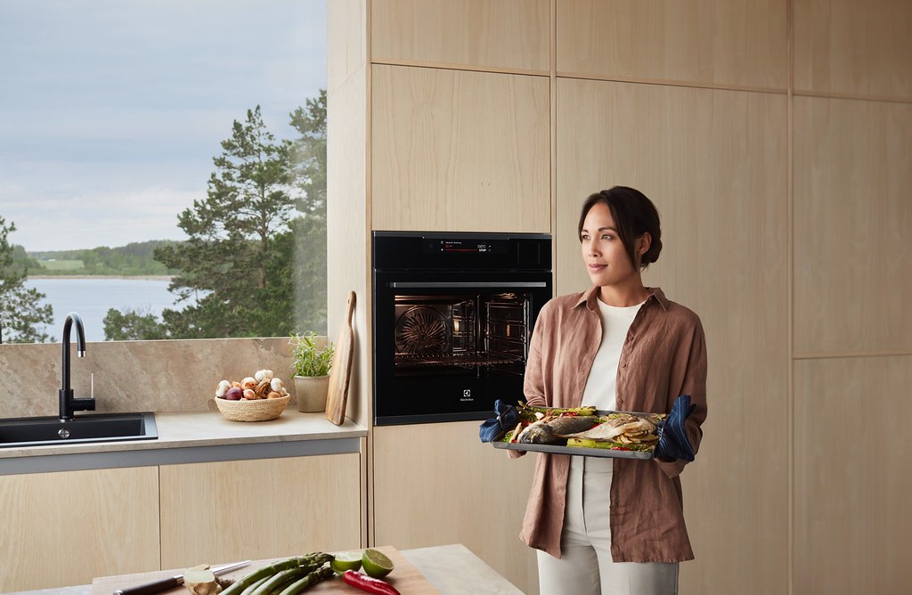 新聞照片1_伊萊克斯憑藉瑞典蒸炙工藝推出全新極致美味嵌入式烤箱系列，使消費者在健康與美味中取得平衡。