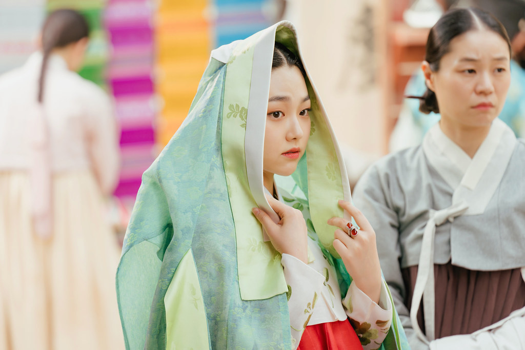 1228《花開時想月》康美娜（左）飾演擇偶只看外貌的望族獨生女韓愛珍。（圖：myVideo提供）