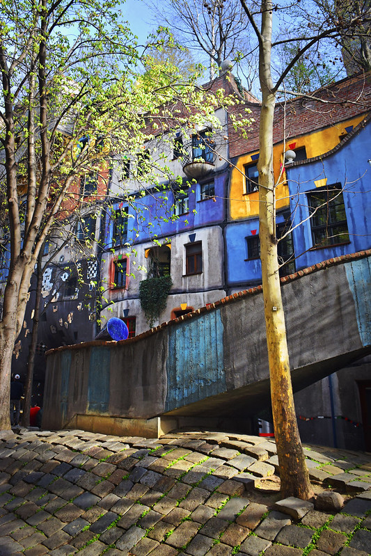 Hundertwasser House<br/>© <a href="https://flickr.com/people/33989856@N04" target="_blank" rel="nofollow">33989856@N04</a> (<a href="https://flickr.com/photo.gne?id=51793385858" target="_blank" rel="nofollow">Flickr</a>)