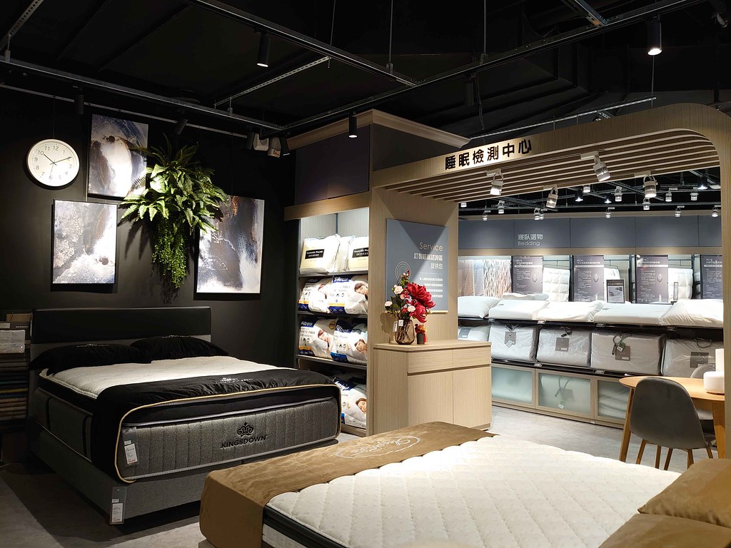 HOLA重新店打造旗艦版睡眠體驗區，消費者可先在微暗燈光、隱蔽性佳的情境空間放鬆體驗床墊