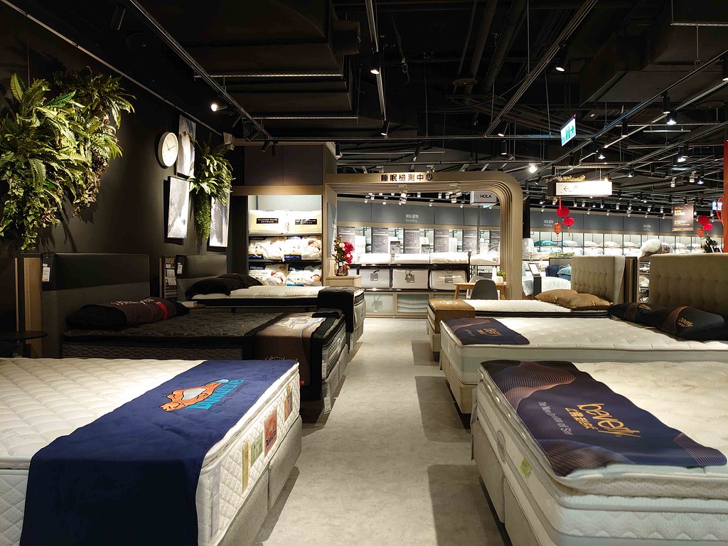 HOLA重新店打造旗艦版睡眠體驗區，消費者可先在微暗燈光、隱蔽性佳的專屬情境安心體驗床墊