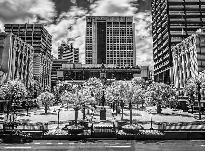 Brisbane City Hall IR B&W<br/>© <a href="https://flickr.com/people/148251572@N06" target="_blank" rel="nofollow">148251572@N06</a> (<a href="https://flickr.com/photo.gne?id=51796045446" target="_blank" rel="nofollow">Flickr</a>)