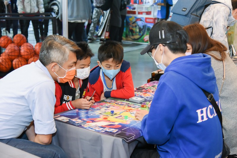 圖2：台北國際電玩展邀請家長帶孩子到場同樂，增進情感同時也可透過桌遊提升多元思考力