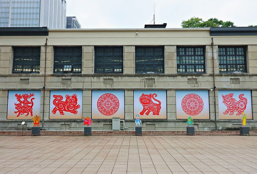 在文創大街展出的〈虎虎生風〉，特別展出六幅大型剪紙虎作品，每幅超過200公分，展現老虎雄赳氣昂的氣勢。