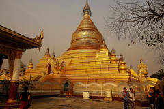 MYANMAR, Burma -  Mandalay , rund um die Kuthodaw-Pagode. hier die vergoldete Maha Lawka Marazein-Pagode,   78614/20353