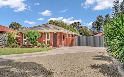 5 Redfield Ct, Mill Park VIC 3082