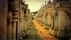 MYANMAR, Burma -  Mandalay , rund um die Kuthodaw-Pagode, einige der 729 Stupas ,, 78628/20368