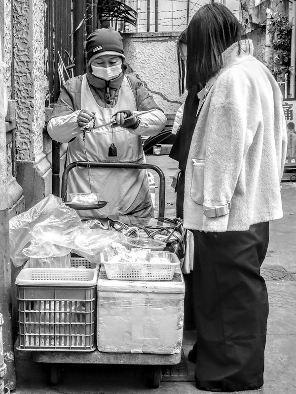 Food seller in the alley<br/>© <a href="https://flickr.com/people/193575245@N03" target="_blank" rel="nofollow">193575245@N03</a> (<a href="https://flickr.com/photo.gne?id=51823610251" target="_blank" rel="nofollow">Flickr</a>)