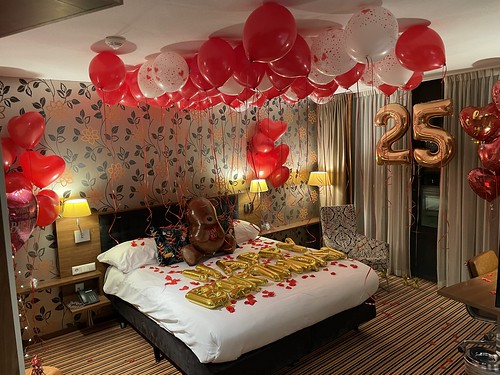 Helium Balloons Foilballoon Letters en Numbers 25 Heart Shaped Balloons Birthday Junior Suite of der Valk Hotel Ridderkerk