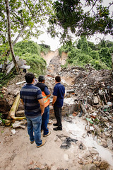 20.01.22 - Prefeitura trabalha em desabamento causado por acúmulo de lixo em rua do conjunto Nova Cidade
