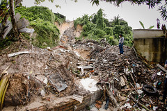 20.01.22 - Prefeitura trabalha em desabamento causado por acúmulo de lixo em rua do conjunto Nova Cidade