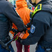 Festnahme und Fesselung eines Blockierers durch die Polizei