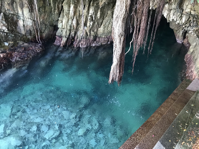 D1-松尾漁港的海老洞為自然形成富有神秘感的海蝕洞，美麗而深不可測
