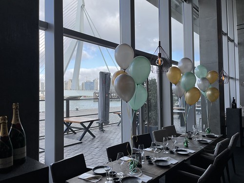 Tafeldecoratie 5ballonnen Restaurant onder de Erasmusbrug Aqua Asia Club Rotterdam
