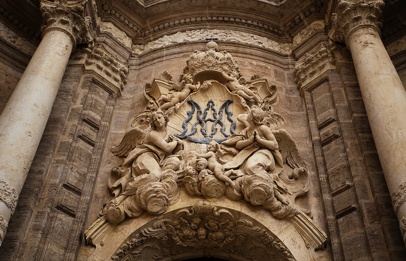 Cathedral's Baroque façade with emblem of the Virgin Mary with angels<br/>© <a href="https://flickr.com/people/81035653@N00" target="_blank" rel="nofollow">81035653@N00</a> (<a href="https://flickr.com/photo.gne?id=51890650933" target="_blank" rel="nofollow">Flickr</a>)
