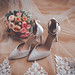 Schuhe der Braut mit Brautstrauß - shoes of the bride with bridal bouquet