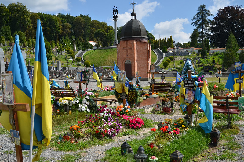 Soldiers' graves - Lychakiv Cemetery, Lviv<br/>© <a href="https://flickr.com/people/30738927@N06" target="_blank" rel="nofollow">30738927@N06</a> (<a href="https://flickr.com/photo.gne?id=51901639900" target="_blank" rel="nofollow">Flickr</a>)