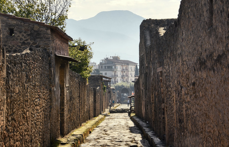 Ancient Street of Pompeii<br/>© <a href="https://flickr.com/people/42534216@N03" target="_blank" rel="nofollow">42534216@N03</a> (<a href="https://flickr.com/photo.gne?id=51915087517" target="_blank" rel="nofollow">Flickr</a>)