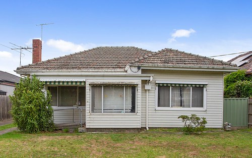 17 Wallace Cr, Strathmore VIC 3041