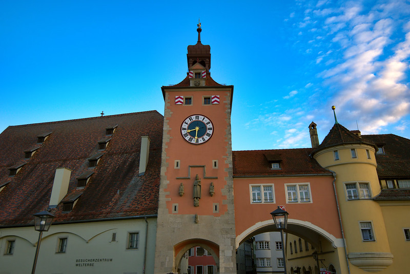 Regensburg clock tower gate, Germany<br/>© <a href="https://flickr.com/people/74492144@N00" target="_blank" rel="nofollow">74492144@N00</a> (<a href="https://flickr.com/photo.gne?id=51920044760" target="_blank" rel="nofollow">Flickr</a>)