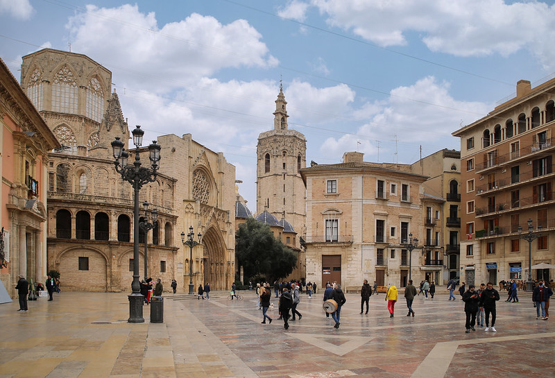 Lively square, Plaza de la Virgen, with iconic historic buildings<br/>© <a href="https://flickr.com/people/81035653@N00" target="_blank" rel="nofollow">81035653@N00</a> (<a href="https://flickr.com/photo.gne?id=51921490319" target="_blank" rel="nofollow">Flickr</a>)