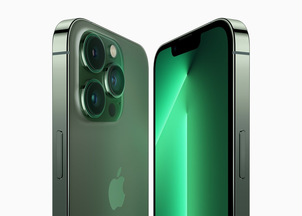 Apple-iPhone13-Pro-alpine-green-hero-2up-220308_screen
