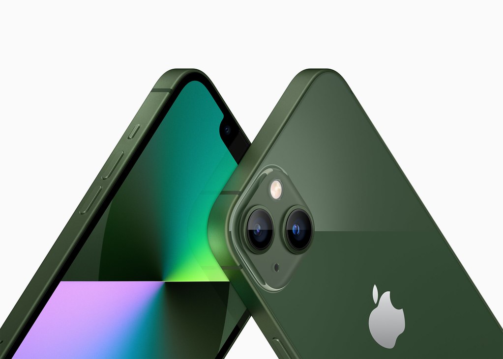 Apple-iPhone13-green-hero-2up-220308_screen