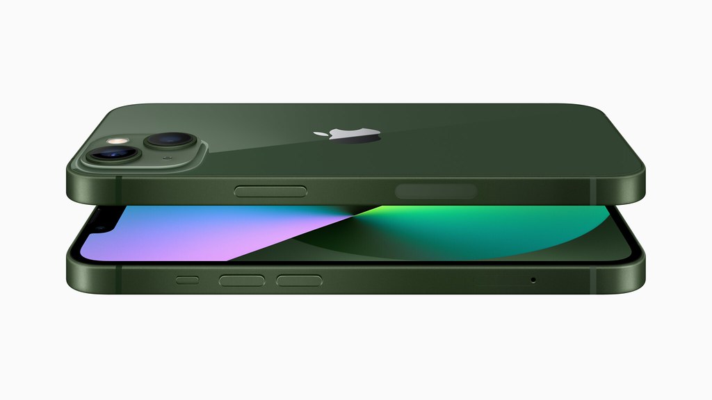 Apple-iPhone13-green-double-infinity-220308_screen