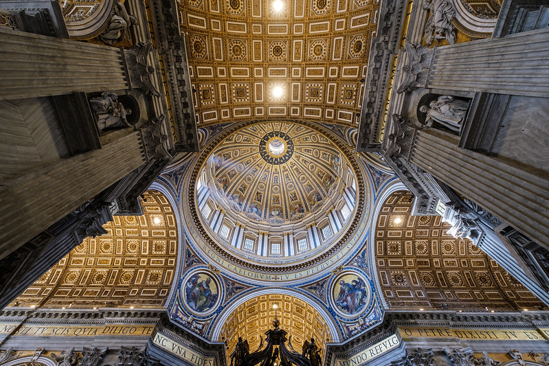 St Peter's Basilica - Interior<br/>© <a href="https://flickr.com/people/51035616481@N01" target="_blank" rel="nofollow">51035616481@N01</a> (<a href="https://flickr.com/photo.gne?id=51935370542" target="_blank" rel="nofollow">Flickr</a>)