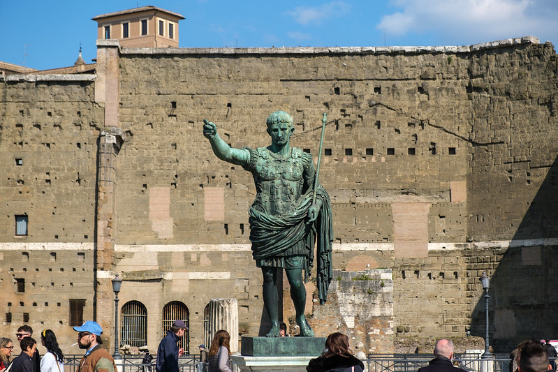 Statue of Caesar Augustus, Via dei Fori Imperioli<br/>© <a href="https://flickr.com/people/51035616481@N01" target="_blank" rel="nofollow">51035616481@N01</a> (<a href="https://flickr.com/photo.gne?id=51935393162" target="_blank" rel="nofollow">Flickr</a>)