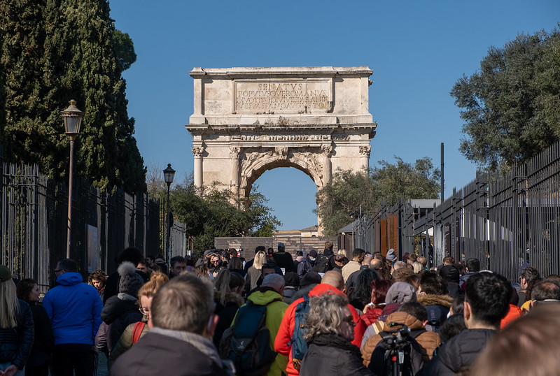 Arch of Titus from the Via Sacra<br/>© <a href="https://flickr.com/people/51035616481@N01" target="_blank" rel="nofollow">51035616481@N01</a> (<a href="https://flickr.com/photo.gne?id=51936437273" target="_blank" rel="nofollow">Flickr</a>)
