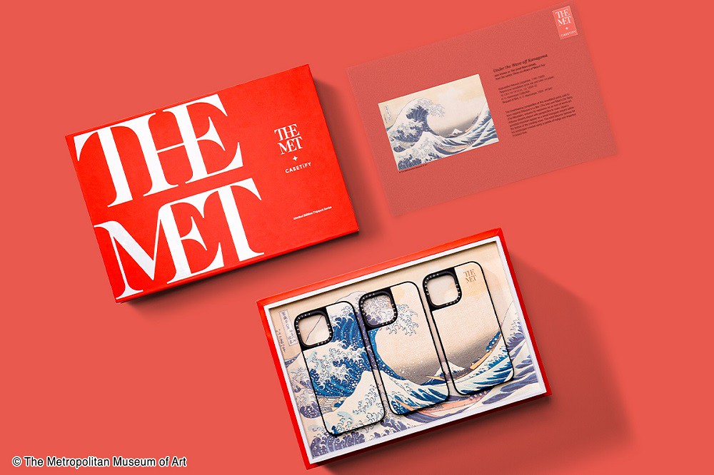 圖2. The Met x CASETiFY 聯名系列特別推出以日本知名浮世繪畫家葛飾北齋的《神奈川沖浪裏》為設計的 CASETiFY 限定版三...