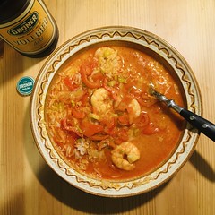 Rotes Thai-Curry mit Krabben zum Abendessen