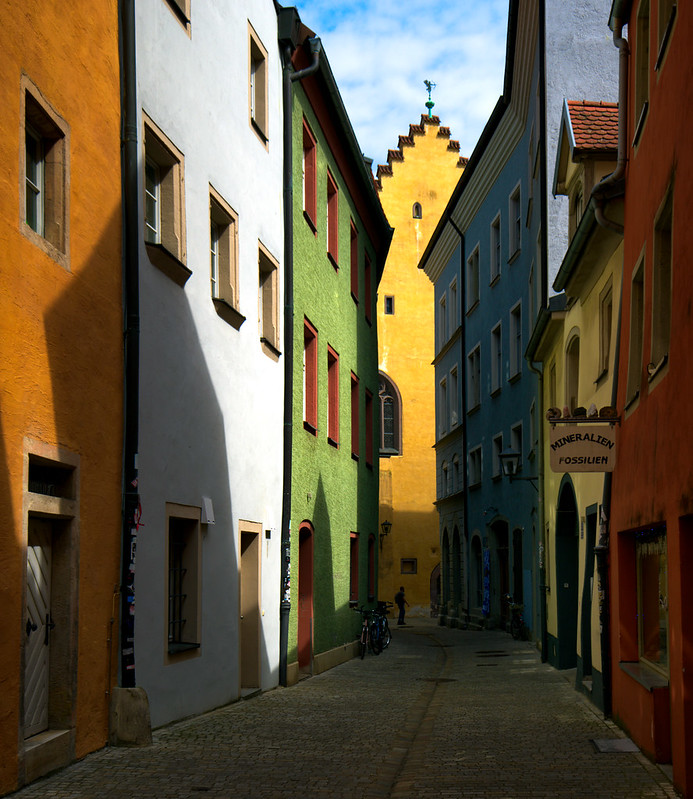 Colors of medieval Regensburg, Germany<br/>© <a href="https://flickr.com/people/74492144@N00" target="_blank" rel="nofollow">74492144@N00</a> (<a href="https://flickr.com/photo.gne?id=51948400301" target="_blank" rel="nofollow">Flickr</a>)
