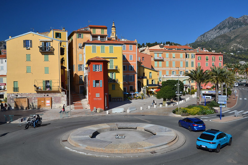 Menton with blue cars<br/>© <a href="https://flickr.com/people/30738927@N06" target="_blank" rel="nofollow">30738927@N06</a> (<a href="https://flickr.com/photo.gne?id=51953110363" target="_blank" rel="nofollow">Flickr</a>)