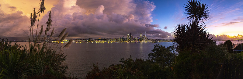 Blue Hour - Auckland City   -2022-0527-Pano<br/>© <a href="https://flickr.com/people/187056164@N06" target="_blank" rel="nofollow">187056164@N06</a> (<a href="https://flickr.com/photo.gne?id=51955832181" target="_blank" rel="nofollow">Flickr</a>)