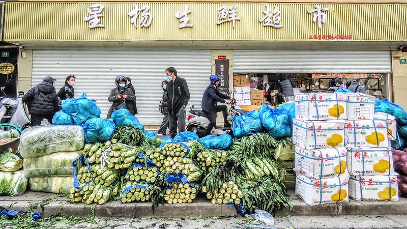 Marketplace ordered to suspend its business, and vegetables piled up on the street: the bankruptcy of China's epidemic prevention strategy<br/>© <a href="https://flickr.com/people/193575245@N03" target="_blank" rel="nofollow">193575245@N03</a> (<a href="https://flickr.com/photo.gne?id=51975681832" target="_blank" rel="nofollow">Flickr</a>)