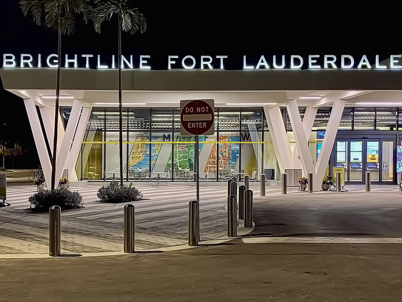 Brightline Station Fort Lauderdale, 101 NW 2nd Ave., Fort Lauderdale, Florida, USA / Opened: January 13, 2018 / Architect: Skidmore, Owings & Merrill + Zyscovich Architects / Platforms: 1 island platform / Tracks: 2 / Owner: Florida East Coast Industries<br/>© <a href="https://flickr.com/people/126251698@N03" target="_blank" rel="nofollow">126251698@N03</a> (<a href="https://flickr.com/photo.gne?id=51979013428" target="_blank" rel="nofollow">Flickr</a>)
