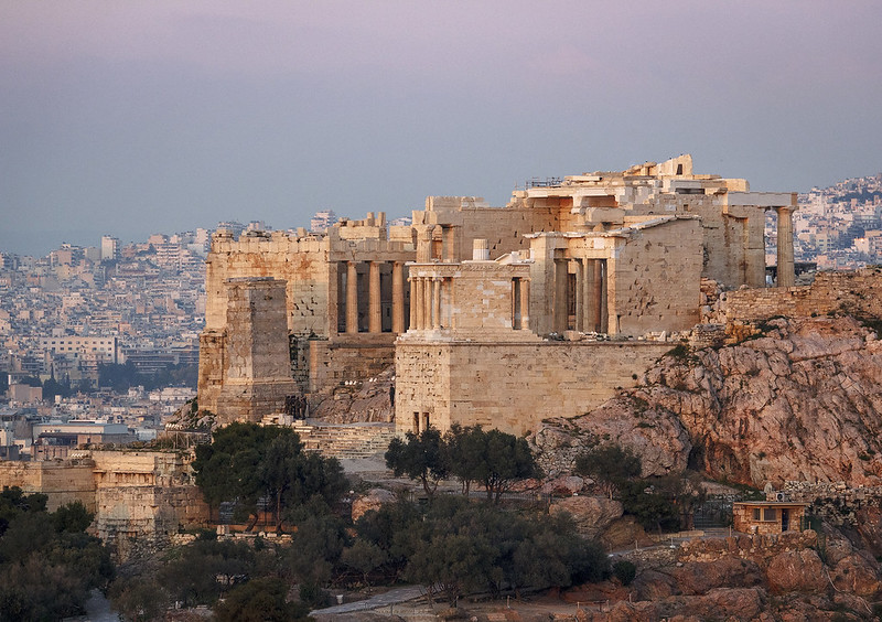 Propylaea at sunset, Acropolis of Athens, Greece<br/>© <a href="https://flickr.com/people/80832649@N00" target="_blank" rel="nofollow">80832649@N00</a> (<a href="https://flickr.com/photo.gne?id=51985684246" target="_blank" rel="nofollow">Flickr</a>)