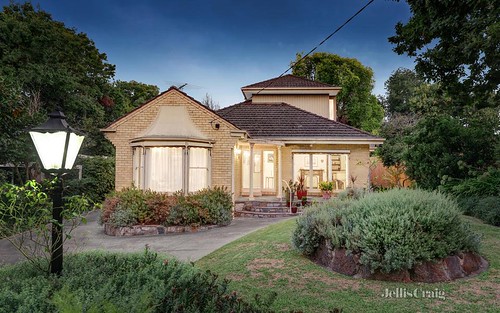 19 Carlyle Cr, Mont Albert VIC 3127