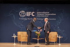 Makhtar Diop, IFC's Managing Director y Roberto Zamora, Presidente Internacional del CEAL, durante la 1era Junta Ampliada CEAL 2022, realizada en las oficinas del IFC en Washington D.C.