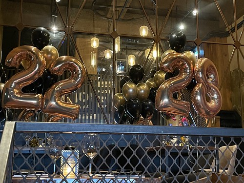 Foilballoon Number 22 en 28 en Table Decoration 6 balloons Cafe in the City Rotterdam