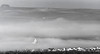Santa Cruz y su silo, flotando entre nubes bajas