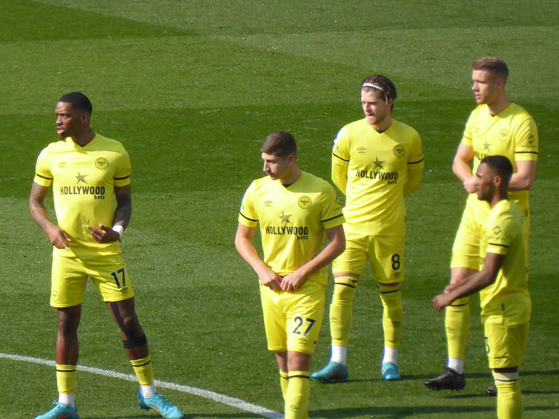 Brentford players pre match<br/>© <a href="https://flickr.com/people/79613854@N05" target="_blank" rel="nofollow">79613854@N05</a> (<a href="https://flickr.com/photo.gne?id=51997062169" target="_blank" rel="nofollow">Flickr</a>)
