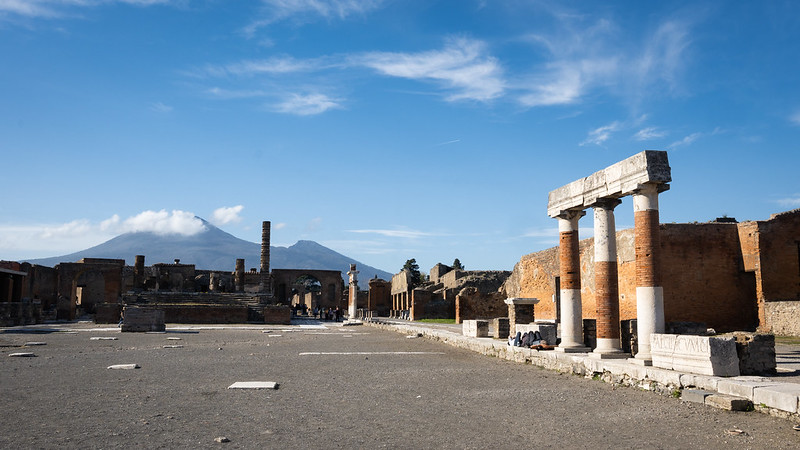 Pompei and Vesuvio<br/>© <a href="https://flickr.com/people/189681306@N02" target="_blank" rel="nofollow">189681306@N02</a> (<a href="https://flickr.com/photo.gne?id=52005725143" target="_blank" rel="nofollow">Flickr</a>)